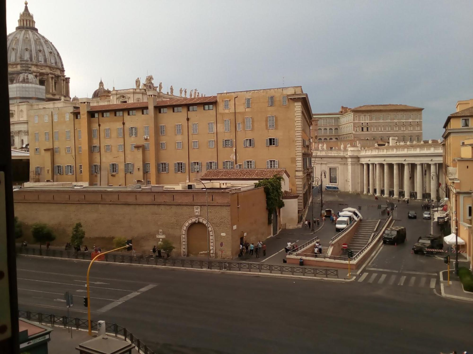 Steps From The Vatican Guesthouse Bagian luar foto